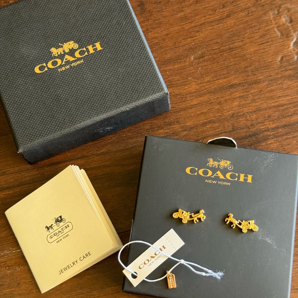 COACH Stud Earrings Horse and Carriage in Rose Gold Plated